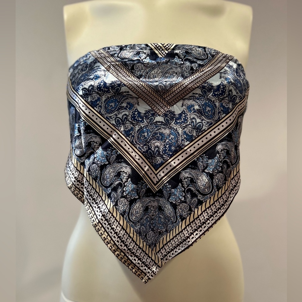 Scarf type strapless top.
